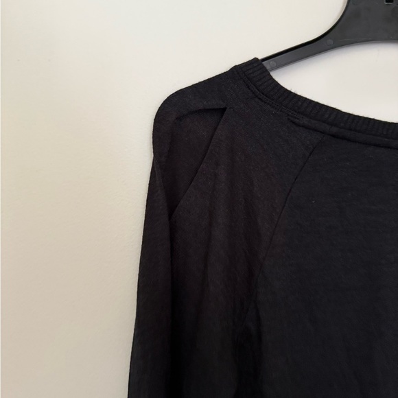 GAP Women's Black Long Sleeve Tee - Picture 4 of 6